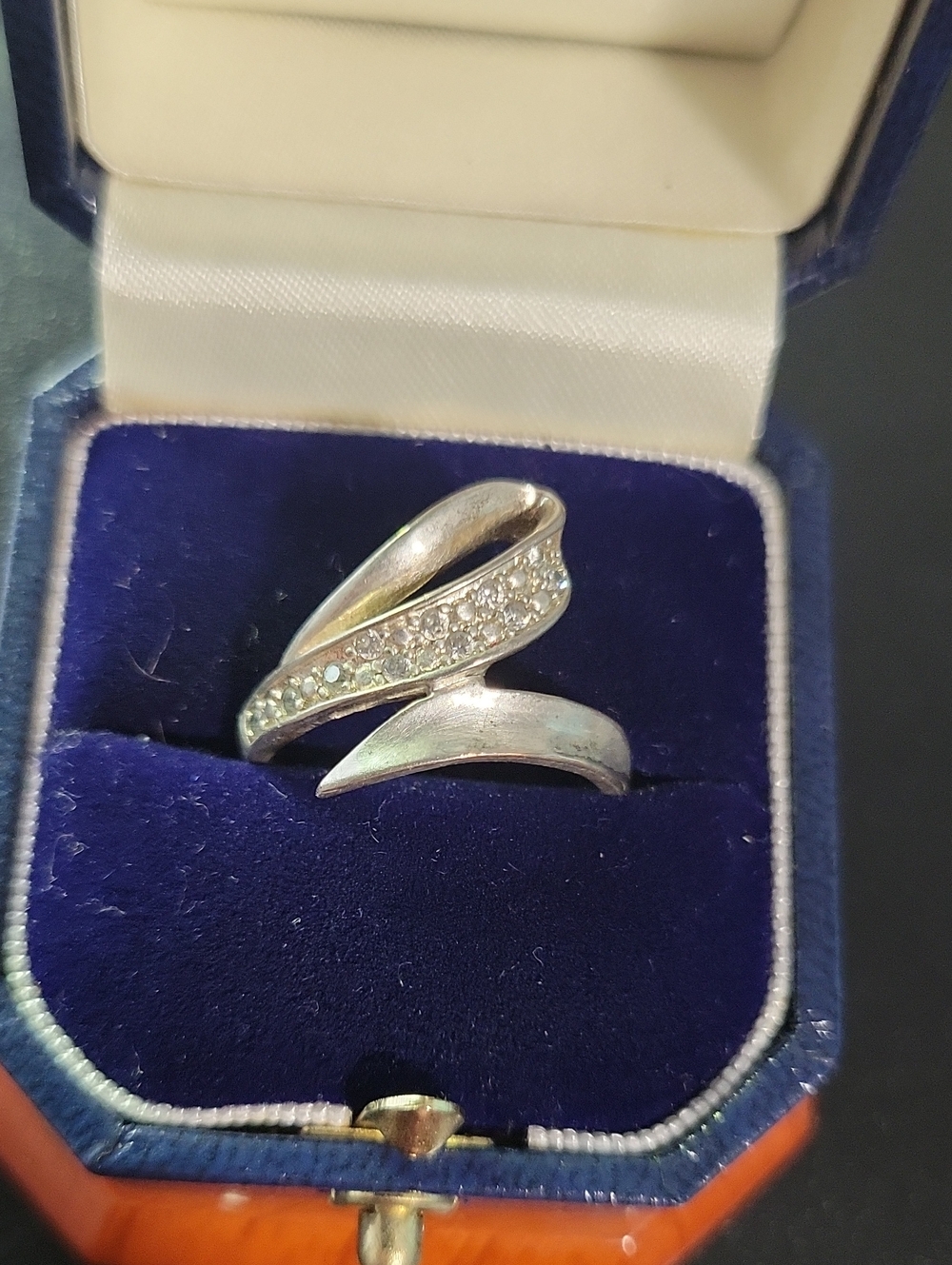 Silver Crystal Accent Women’s Ring - Elegant Curved Band